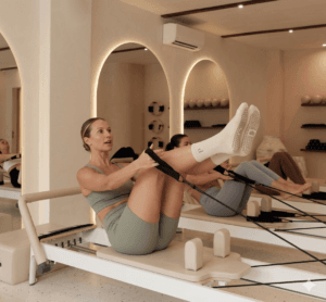 Prof de pilates reformer avec des chaussettes tendances