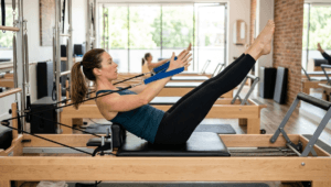 Femme sur Pilate reformer